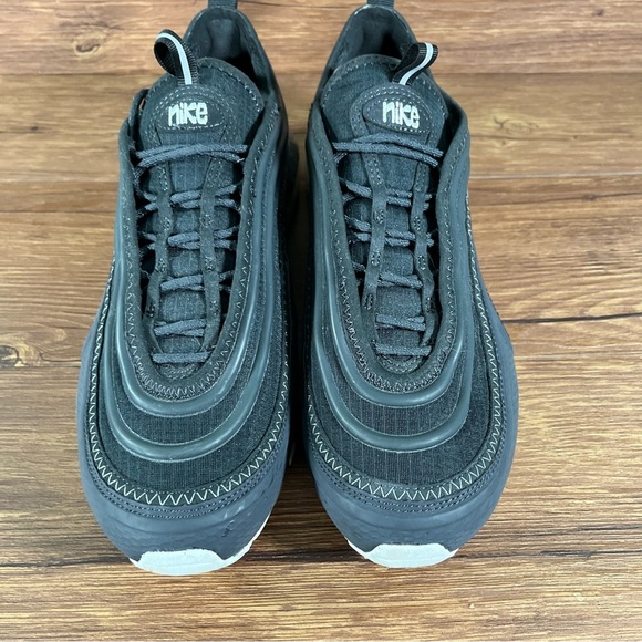 Nike Black and Gray Athletic Shoes - Picture 6 of 11